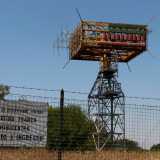 Da qui � possibile anche osservare una strana antenna a forma quadrangolare che si staglia all�orizzonte a qualche centinaio di metri. La raggiungiamo a piedi. Si tratta di un�antenna della Rai, un minicentro di trasmissione attualmente in stato d�abbandono dall�aspetto particolarmente �vintage�